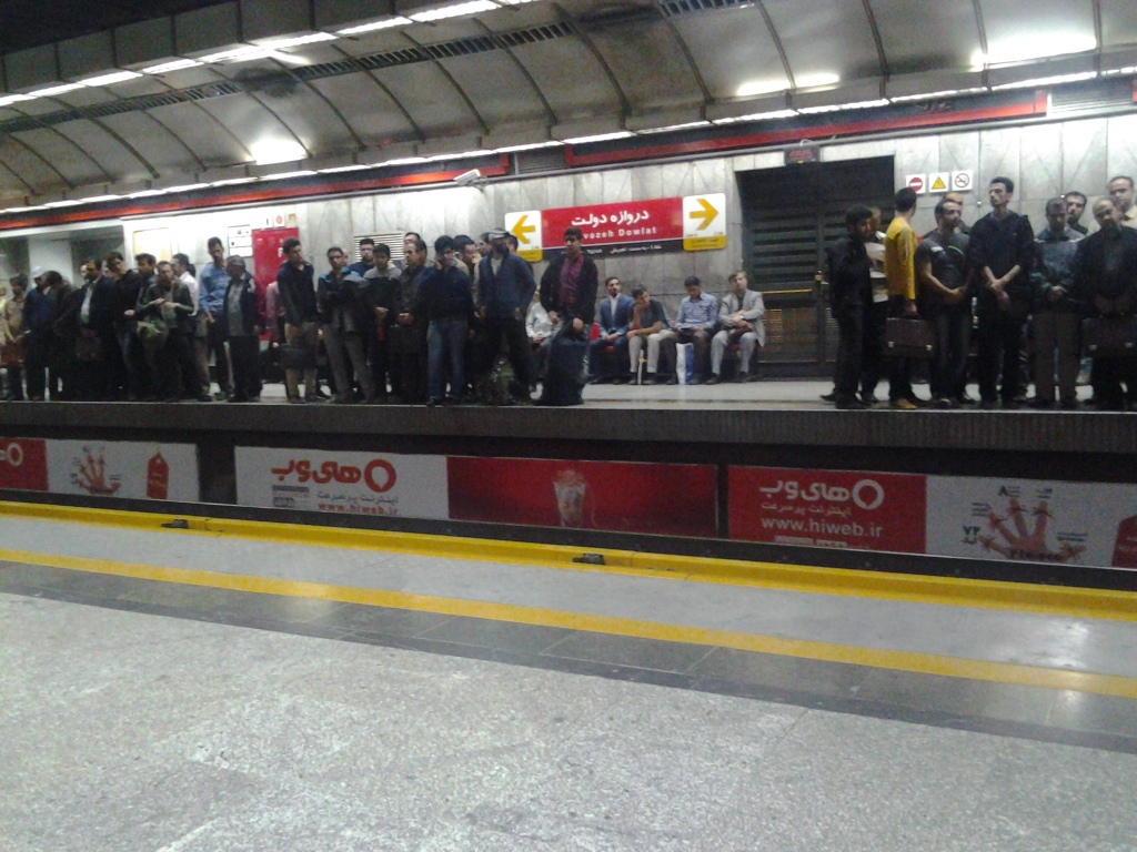 مسافرین جلوتر از خط قرمز مترو